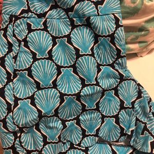 scalloped crown and ivy shorts